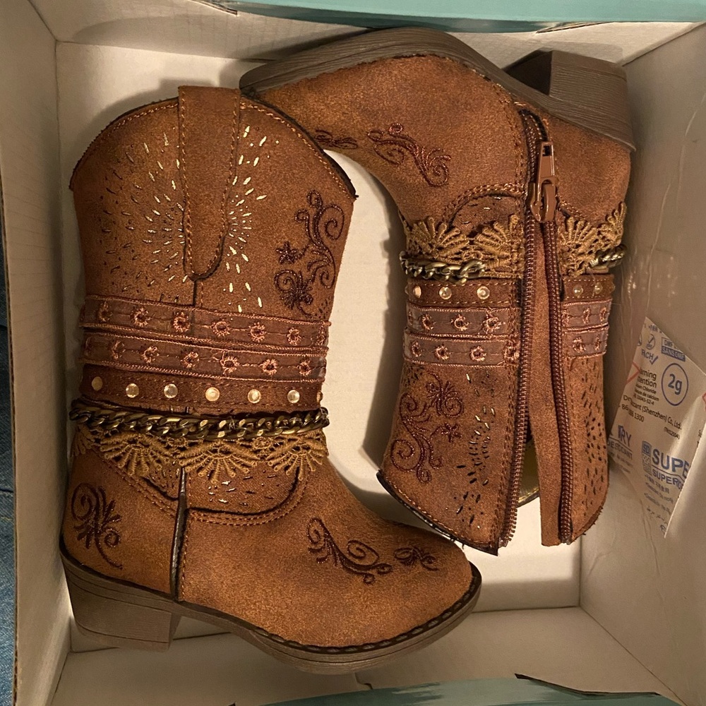 Very Nice Size 6 Paris Blue toddler boots. Worn one time . Like new condition